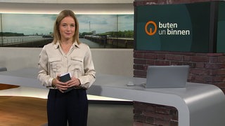 Die Moderatorin Lea Reinhard im Studio von buten un binnen