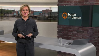 Die Moderatorin Kirsten Rademacher im Studio von buten un binnen.