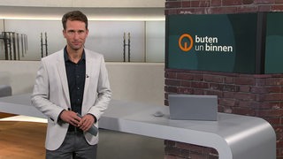 Moderator Janos Kereszti im Studio von buten un binnen.