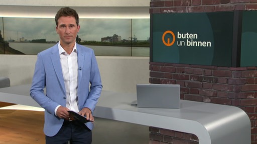 Moderator Janos Kerestzi im Studio von buten un binnen