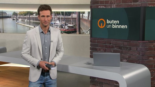 Der Moderator János Kereszti im Studio von buten un binnen