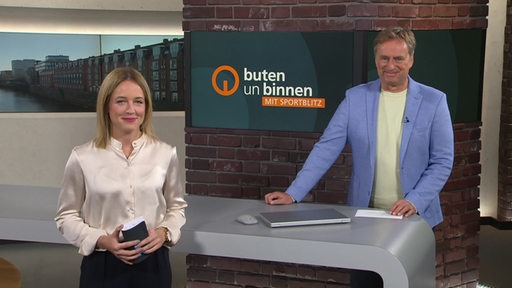 Die Moderatorin Lea Reinhard und der Moderator Stephan Schiffner im Studio von buten un binnen.