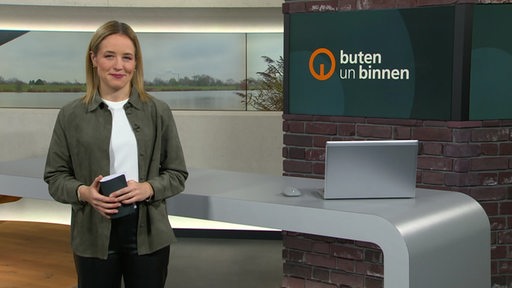 Moderatorin Lea Reinhard im Studio von buten un binnen