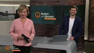 Die Moderatoren Kirsten Rademacher un Niko Schleicher im Studio von buten un binnen