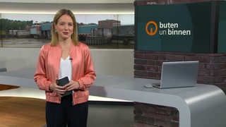 Moderatorin Lea Reinhard im Studio von buten un binnen.