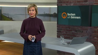 Die Moderatorin Kirsten Rademacher im Studio von buten un binnen