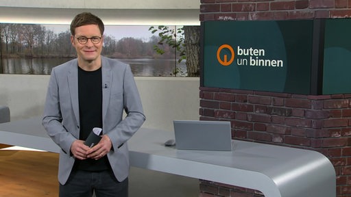 Moderator Felix Krömer im Studio von buten un binnen.