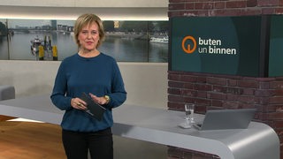 Moderatorin Kirsten Rademacher im Studio von buten un binnen.