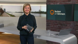 Moderatorin Kirsten Rademacher im Studio von buten un binnen