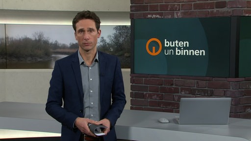 Moderator Jans Kereszti im Studio von buten un binnen.