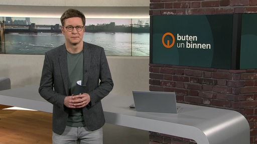 Moderator Felix Krömer im Studio von buten un binnen.