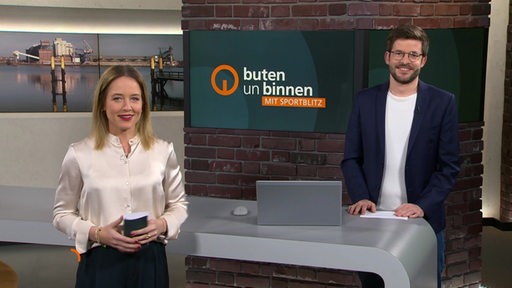 Die Moderatoren Lea Reinhard und Niko Schleicher im Studio von buten un binnen.