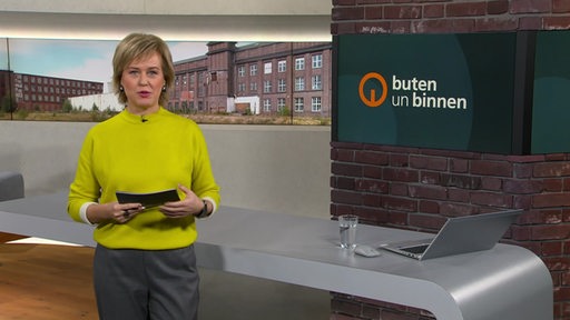 Die Moderatorin Kirsten Rademacher im Studio von buten un binnen