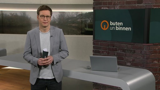 Moderator Felix Krömer im Studio von buten un binnen