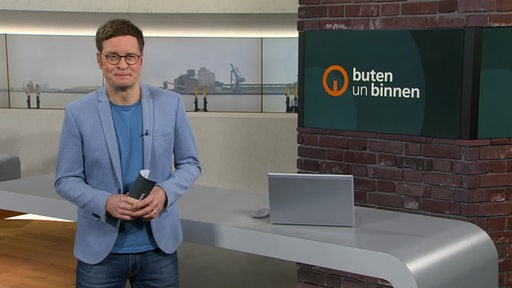 Moderator Felix Krömer im Studio von buten un binnen.