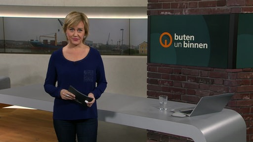 Moderatorin Kirsten Rademacher im Studio von buten un binnen