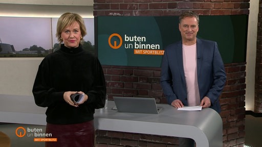 Moderatoren Kirsten Rademacher und Stephan Schiffner im Studio von buten un binnen