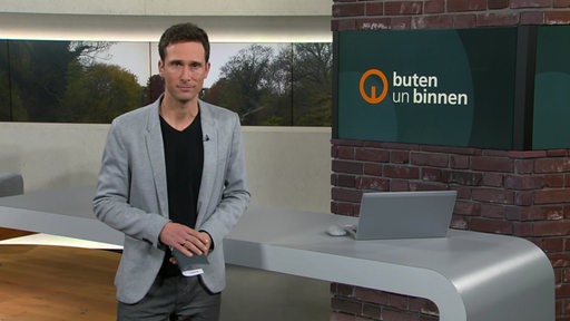 Moderator János Kereszti im Studio von buten un binnen