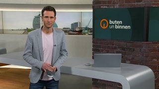 Moderator Janos Kereszti im Studio von buten un binnen