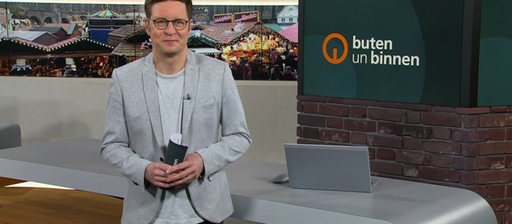 Der Moderator Felix Krömer im Studio von buten un binnen