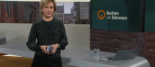 Moderatorin Kirsten Rademacher im Studio von buten un binnen