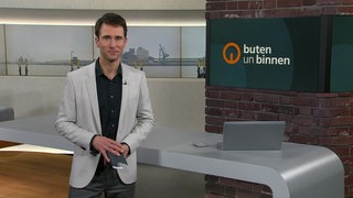 Moderator Janos Kereszti im Studio von buten un binnen