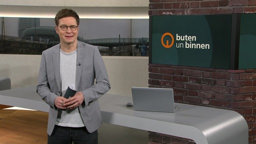 Moderator Felix Krömer im Studio von buten un binnen