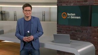 Moderator Felix Krömer im Studio von buten un binnen