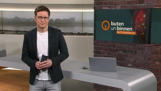 Moderator Felix Krömer im Studio von buten un binnen