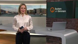 Moderatorin Lea Reinhard im Studio von buten un binnen