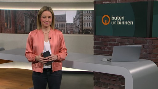 Moderatorin Lea Reinhard im Studio von buten un binnen