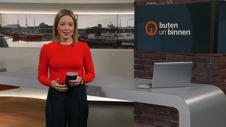 Moderatorin Lea Reinhard im Studio von buten un binnen