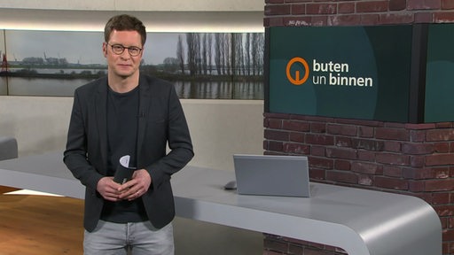 Der Moderator Felix Krömer im Studio von buten un binnen