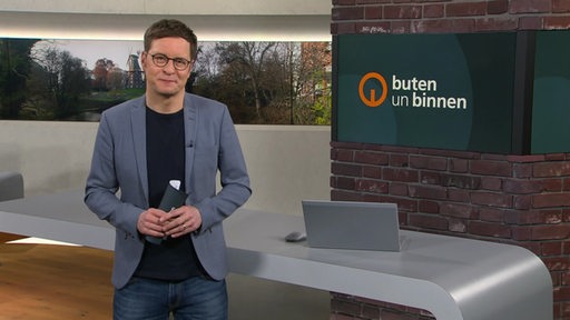 Moderator Felix Krömer im Studio von buten un binnen 