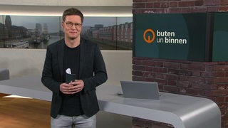 Moderator Felix Krömer im Studio von buten un binnen