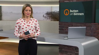 Moderatorin Lea Reinhard im Studio von buten un binnen.