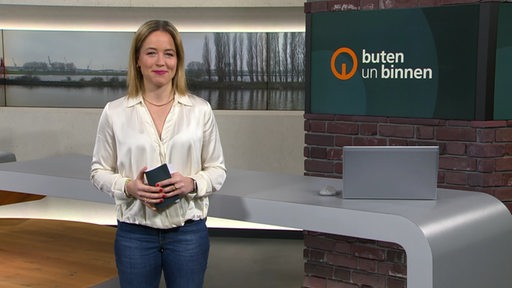 Moderatorin Lea Reinhard im Studio von buten un binnen