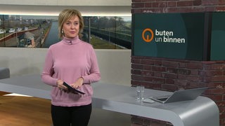 Moderatorin Kristen Rademacher im Studio von buten un binnen