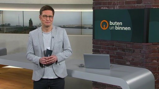 Moderator Felix Krömer im Studio von buten un binnen