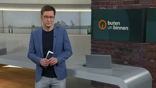 Moderator Felix Krömer im Studio von buten un binnen