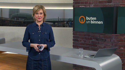 Moderatorin Kirsten Rademacher im Studio von buten un binnnen