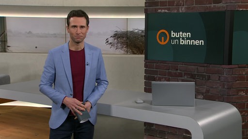 Moderator Janos Kereszti m Studio von buten un binnen