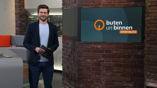 Der Moderator Niko Schleicher im Studio von buten un binnen