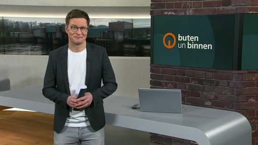 Der Moderator Felix Krömer im Studio von buten un binnen.