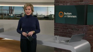 Moderatorin Kirsten Rademacher im Studio von buten un binnen.