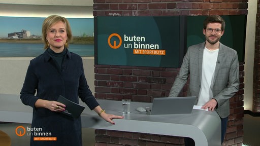 Die Moderatoren Kirsten Rademacher un Niko Schleicher im Studio von buten un binnen