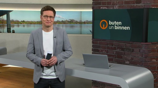 Moderator Felix Krömer im Studio von buten un binnen