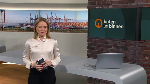 Die Moderatorin Lea Reinhard im Studio von buten un binnen.