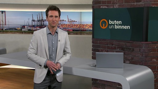 Moderator Janos Kereszti im Studio von buten un binnen.