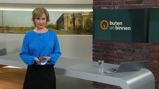 Moderatorin Kirsten Rademacher im Studio von buten un binnen